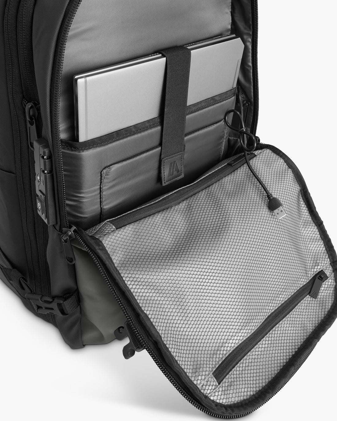 How to safely pack a laptop in a vacuum backpack without damaging the screen?